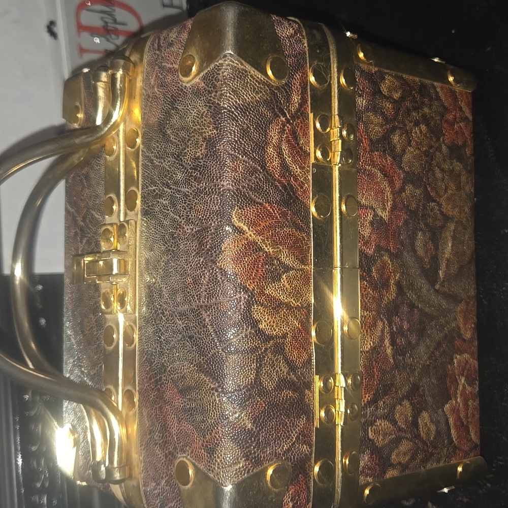 Gorgeous Box train vintage purse